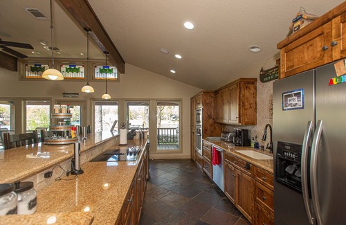 Enchanted Oaks House | Gorgeous Resort-style Retreat on Cedar Creek Lake