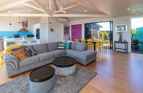Boomerang Beach House | Gorgeous Rosie's@Boomerang (formerly Tambac) . 3 mins from the Beach!