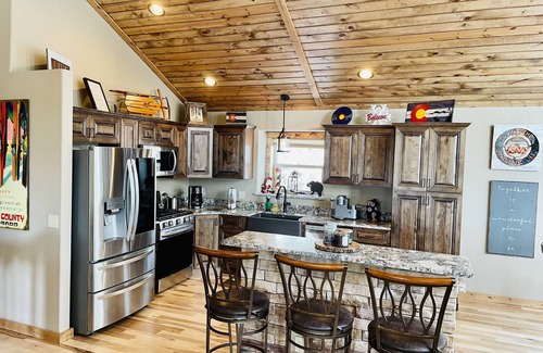 Valley of the Sun Cabin | Gorgeous Secluded Cabin; Hot Tub; Mtn Views Pike’s Peak on 5 acres; hiking trail