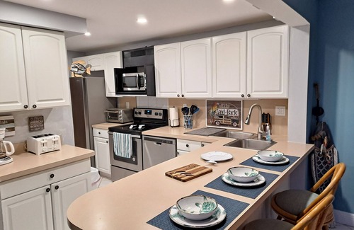 Key Largo Condo | Gorgeous Sunsets from Your Balcony in Moon Bay/Walk to nearby restaurants