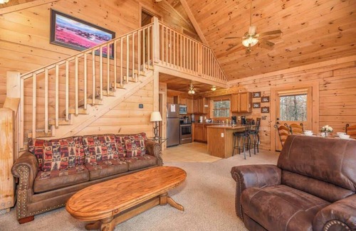 Gatlinburg - Pigeon Forge Cabin | Gorgeous View Cabin. Hot Tub. Privacy. Fireplace. Pool & Fishing Access!