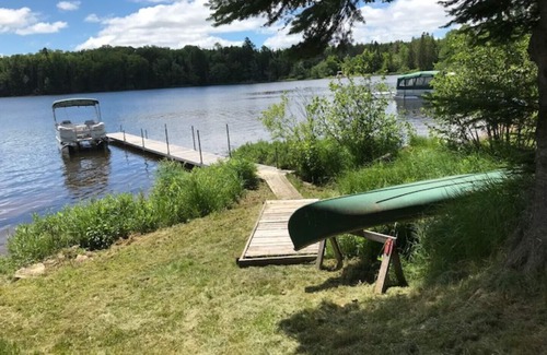 South River Cottage | gorgeous view, steps to lake, 2 canoes and paddle boat