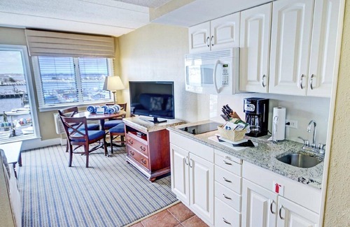 Newport Resort | Gorgeous Views from EVERY room, Be right on Newport Harbor