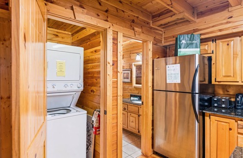 Gatlinburg - Pigeon Forge Cabin | Gorgeous Views, Swimming Pool, Hot Tub