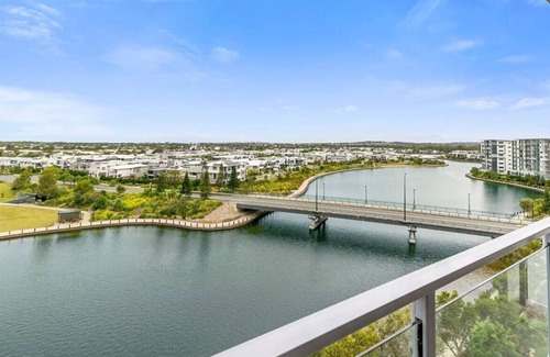 Birtinya Apartment | Gorgeous Water view 2brm apartment (opp hospital)