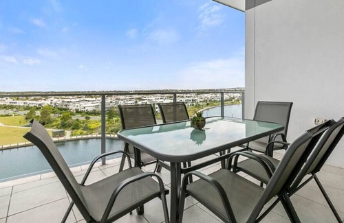 Birtinya Apartment | Gorgeous Water view 2brm apartment (opp hospital)