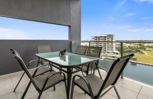 Birtinya Apartment | Gorgeous Water view 2brm apartment (opp hospital)