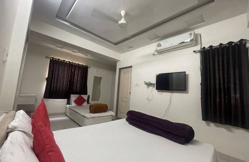 Rajula Hotel | Goroomgo Narayan Executive Gujrat