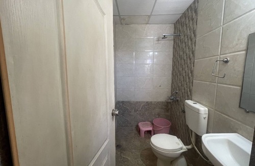 Rajula Hotel | Goroomgo Narayan Executive Gujrat