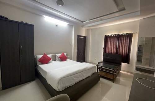 Rajula Hotel | Goroomgo Narayan Executive Gujrat