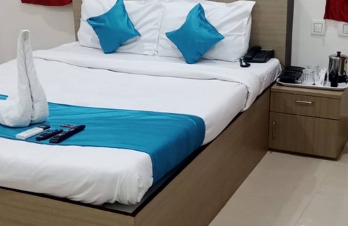 Kolkata Hotel | Goroomgo Vhyom Sky Palace Near Sakherbazar Metro Station Kolkata