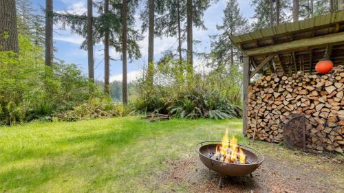 Langley House | Goss Lake Chalet by AvantStay Lakefront w Dock Fire Pit Outdoor Dining Area