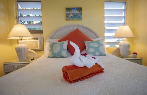 The Bight House | Grace Bay Beach 7acre Resort: Guesthouse Ocean Views+Pool+Oceanfront+Lush Garden