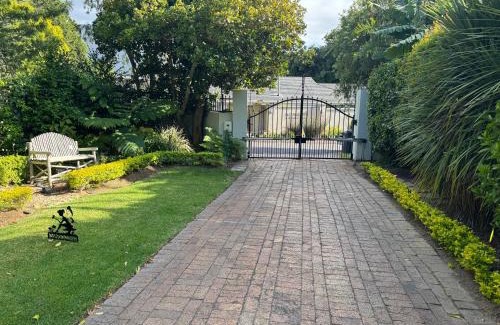 Constantia Apartment | GRACE COTTAGE Charming 2 Bed en-suite Cottage with Solar