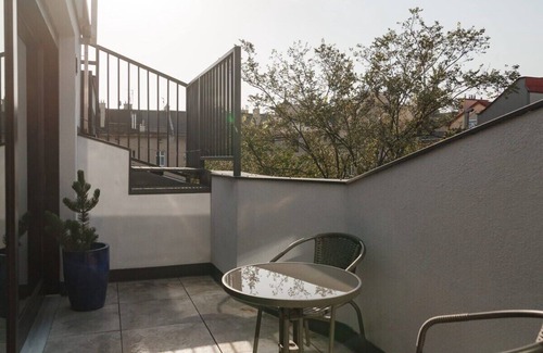 Stradom Apartment | Graffiti Studio with Terrace