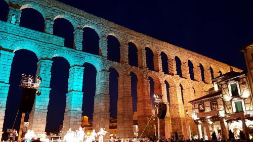 Segovia Apartment | Gran apartamento CON JARDIN a 55 min de Madrid wifi free aparca en la puerta