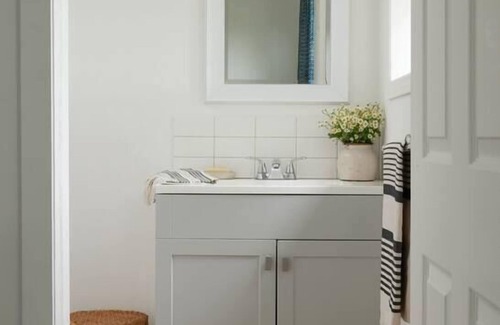 Waupoos House | Gran Roble in Beautiful Waupoos