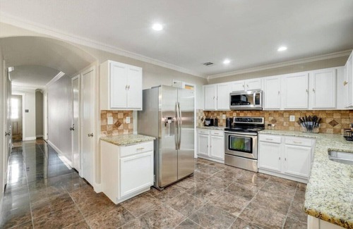 South Arlington House | Grand 5BR-2.5B Villa with Pool & Hot Tub