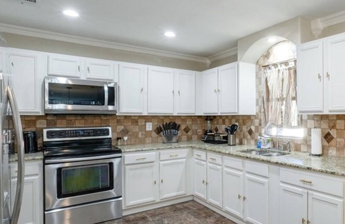 South Arlington House | Grand 5BR-2.5B Villa with Pool & Hot Tub
