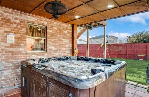 South Arlington House | Grand 5BR-2.5B Villa with Pool & Hot Tub