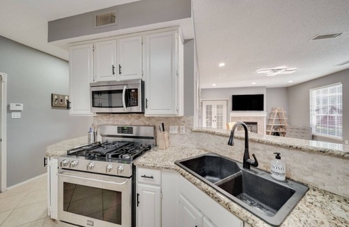 Grand Prairie House | Grand 6BR/2.5B Home with Pool, Grill & Game Room