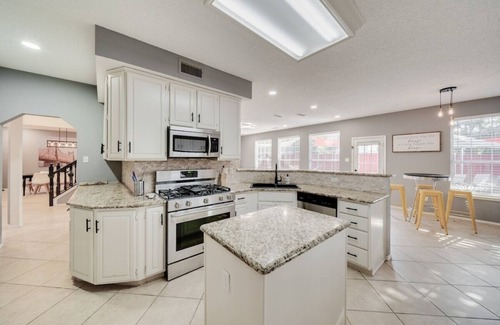 Grand Prairie House | Grand 6BR/2.5B Home with Pool, Grill & Game Room