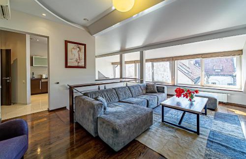 Old Town Apartment | Grand Apt with air conditioning