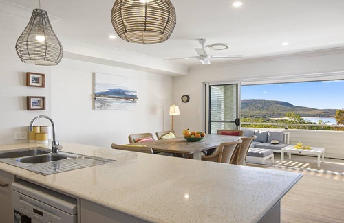 Killcare House | Grand Beachviews at Killcare - pet friendly and AC