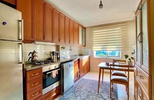 Konyaalti Apartment | Grand, Deluxe Pvt Room with Workspace & En-Suite, near Konyaaltı Beach