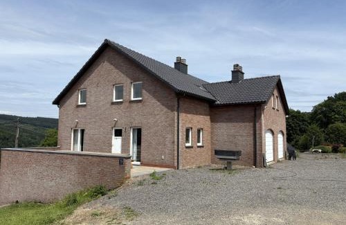 Stavelot House | Grand gîte calme à proximité du circuit de Spa-Francorchamps - Gîte la Bruyère