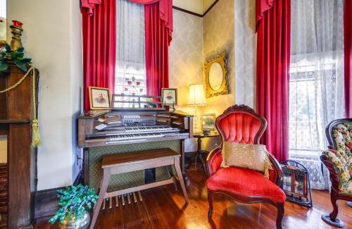 Palatka House | Grand Gables Home 1 Block to St Johns River!