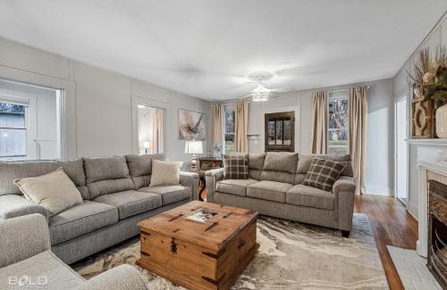 Uncertain House | Grand Harbor, Lakefront, With Kayaks & Canoes