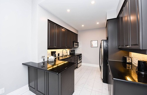 Downtown Mississauga Apartment | Grand Penthouse - 2BR & 2BTH Walk-in distance to Square One Mall