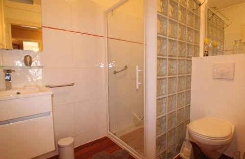 Bagneres-de-Luchon Apartment | Grand T2 Ensoleillé à Luchon, Face aux Thermes, pour 4 Pers., Proche Télécabine - FR-1-313-165