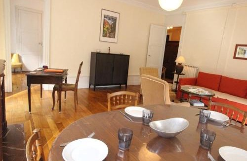 Bagneres-de-Luchon Apartment | Grand T2 Ensoleillé à Luchon, Face aux Thermes, pour 4 Pers., Proche Télécabine - FR-1-313-165