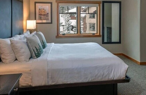 Four O'Clock Cabin | Grand Timber Cozy lodge with 1 bedroom, sleeps 4 in lovely Breckenridge Colorado