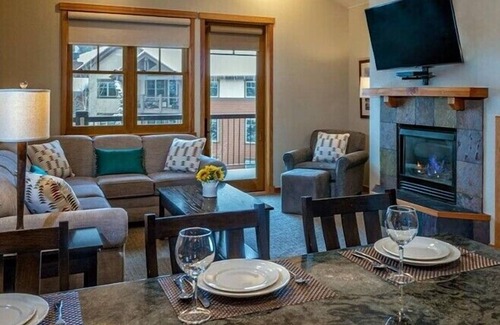 Four O'Clock Cabin | Grand Timber Cozy lodge with 1 bedroom, sleeps 4 in lovely Breckenridge Colorado