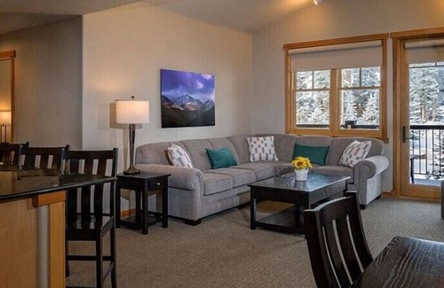 Four O'Clock Cabin | Grand Timber Cozy lodge with 1 bedroom, sleeps 4 in lovely Breckenridge Colorado