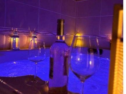 Montbouy House | Grande maison romantique avec jacuzzi intérieur & parking, à 1h30 de Paris