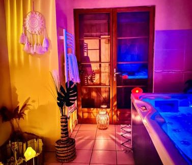 Montbouy House | Grande maison romantique avec jacuzzi intérieur & parking, à 1h30 de Paris