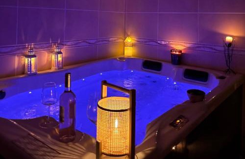 Montbouy House | Grande maison romantique avec jacuzzi intérieur & parking, à 1h30 de Paris