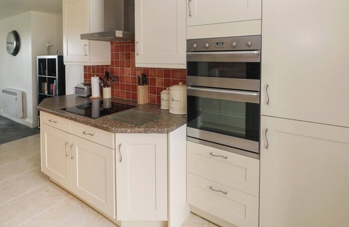 Solva Cottage | GRASSHOLM VIEW, romantic, with a garden in Solva