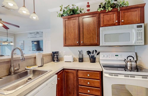 Huddleston Condo | Great condo with lake/mountain views, pools, gym, tennis & beach access