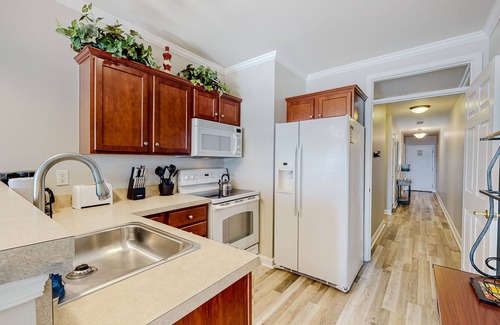 Huddleston Condo | Great condo with lake/mountain views, pools, gym, tennis & beach access