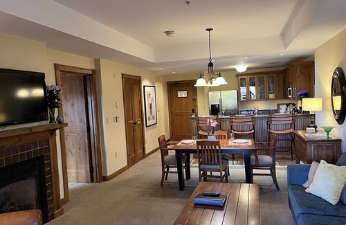 Crested Butte Hotel | Great Location at base of Mt! Sleeps 4.