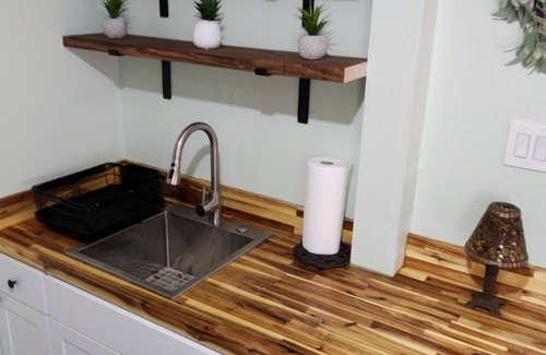 North San Antonio - SAT Apartment | GREAT LOCATION! Cozy Clean Serene Studio w/Free parking!