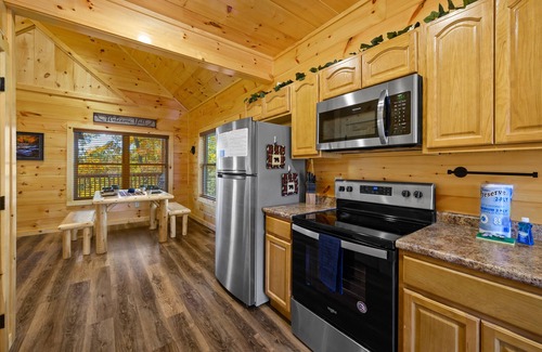 Pigeon Forge Cabin | Great Location! Heart of Pigeon Forge. Dog Friendly, Hot tub, Pool Table!