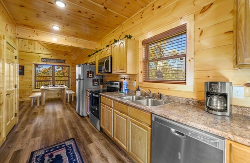 Pigeon Forge Cabin | Great Location! Heart of Pigeon Forge. Dog Friendly, Hot tub, Pool Table!