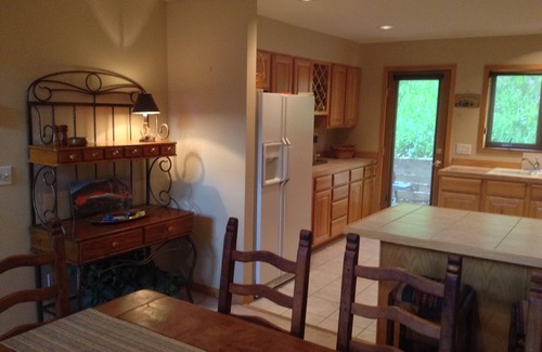 Four O'Clock House | Great Location! Short walks to Ski Lifts, Main St, Pool & Spa, & Activities