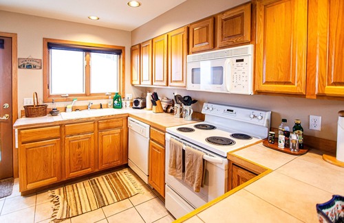 Four O'Clock House | Great Location! Short walks to Ski Lifts, Main St, Pool & Spa, & Activities